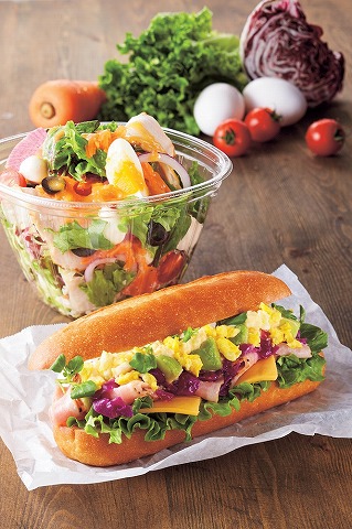 （手前）イースター・サンド～たまご＆パストラミポーク～ （奥）イースター・サラダ～彩り野菜とチキン～