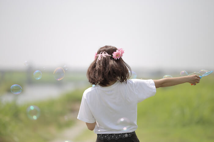 「ねえねえこっち見て？」目立ちたがりな人の8つの特徴