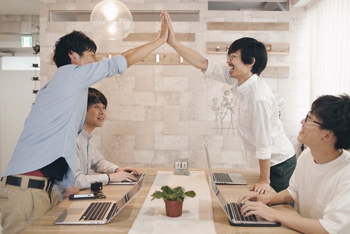【夢占い】恋に仕事にチャレンジが吉！ハイタッチする夢の意味とは