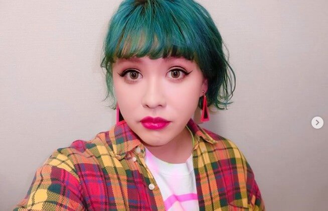 ぺえ_アイスミントグリーン_髪色_ヘアチェンジ_セルフカラー_前髪ぱっつん_髪型