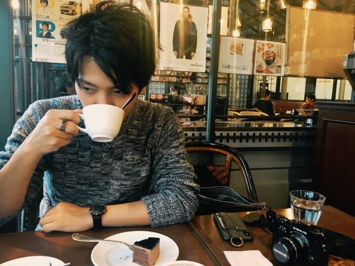 カフェでコーヒーを飲む男性