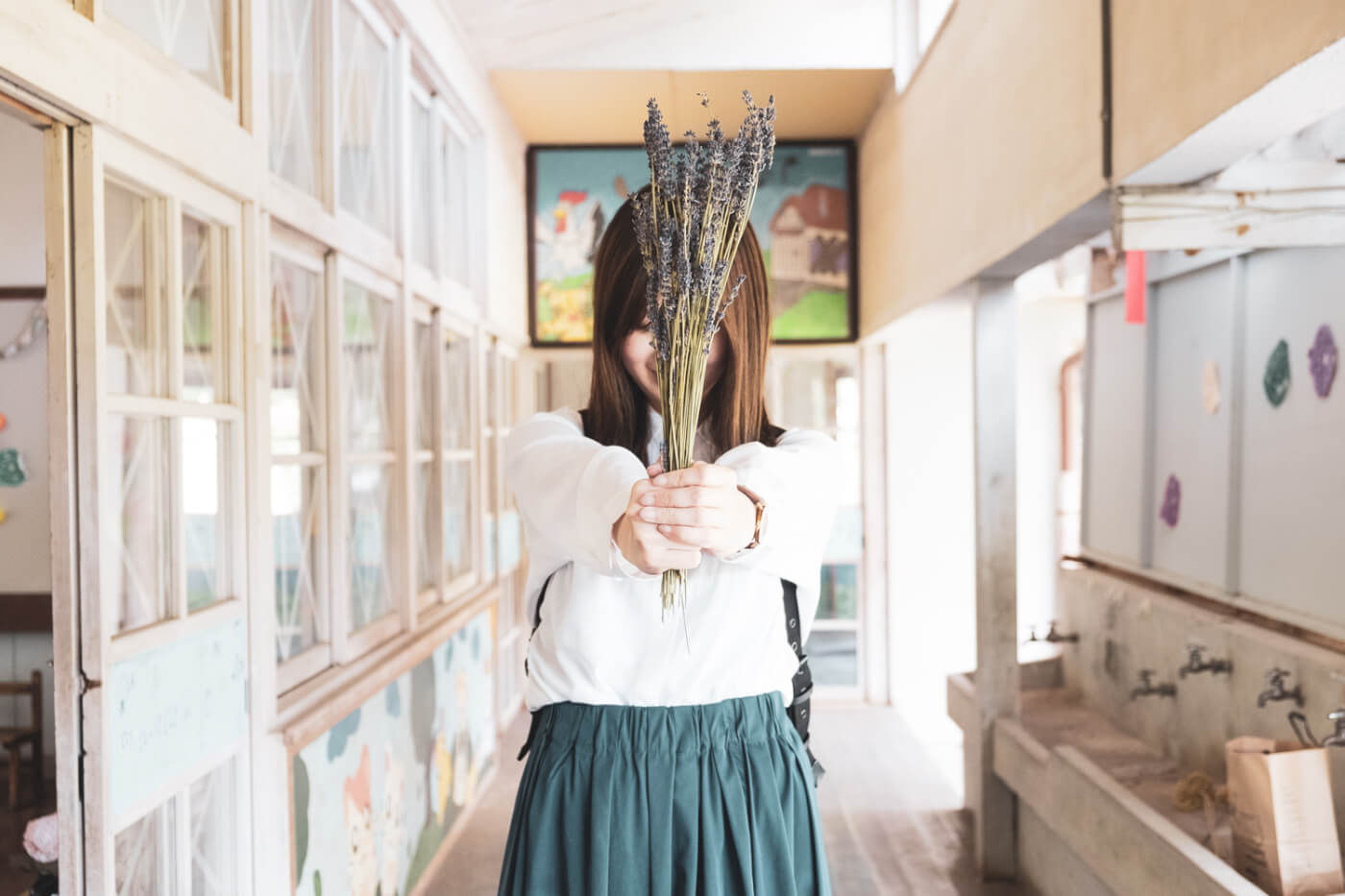 花を差し出す女性
