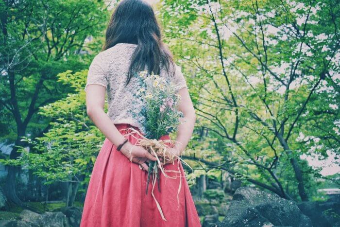 花束を持つ女性