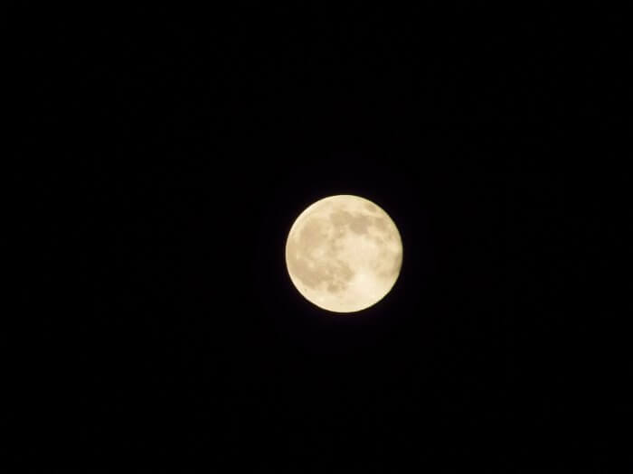 夜空に輝く月