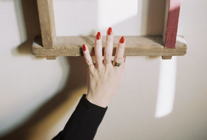 赤いネイルを塗った女性の手