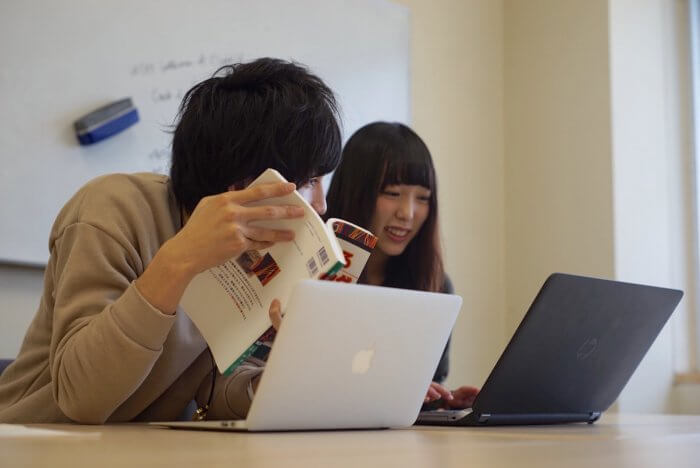 パソコンで作業する男性と女性