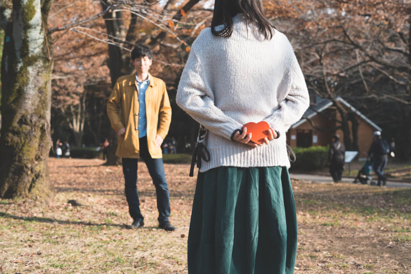男性に告白しようとする女性