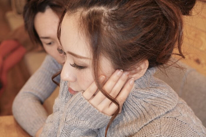 うつむく女性