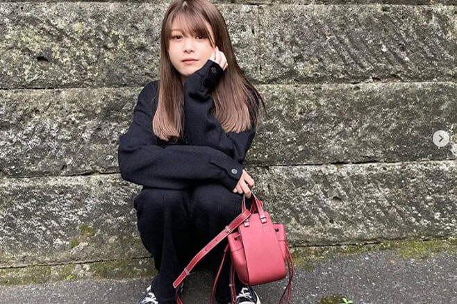 馬場ふみか, Instagram, 私服, ブラックコーデ, コーディネート, おしゃれ, ロエベ, 可愛い, ハンモック, かばん, モデル, 私服