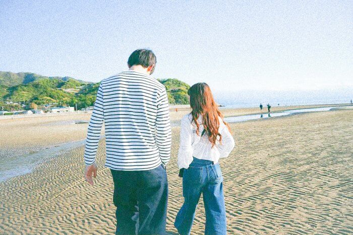 浜辺を歩くカップル