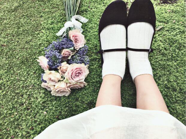花束と女性の脚