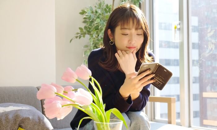 チューリップと女性