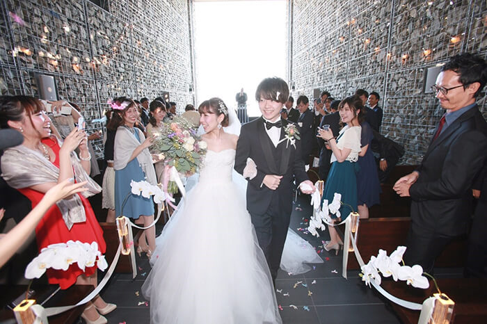 新郎新婦を祝福する友だち