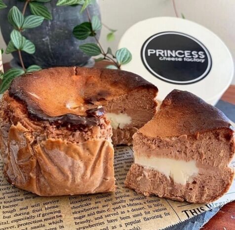 PRINCESS cheese factory_プリンセスバスクチョコケーキ 2,640円（税込）