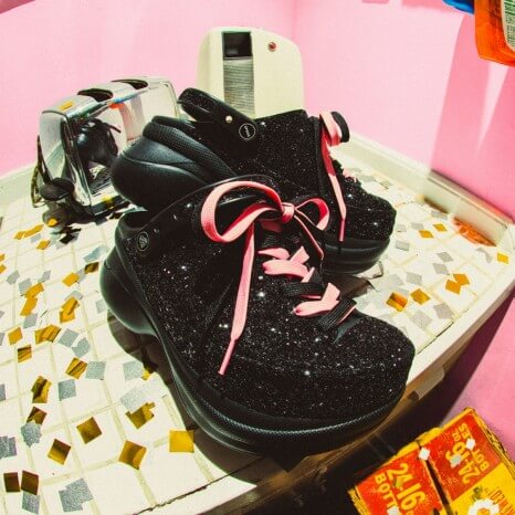 atmos pink x Crocs Classic Bae Clog W 8,500円（税抜）