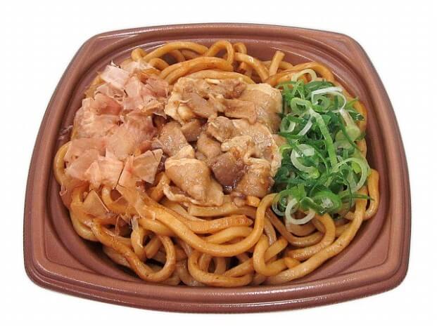 セブン-イレブン_麺大盛 ピリ辛ソースの豚肉焼うどん 460円（税抜）